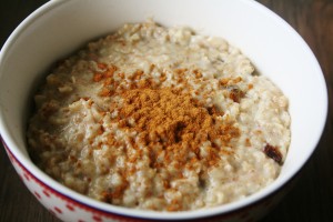 Havermoutpap met rozijnen en kaneel