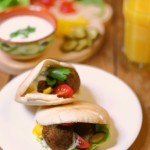 Pita falafel met houmous en rauwkost